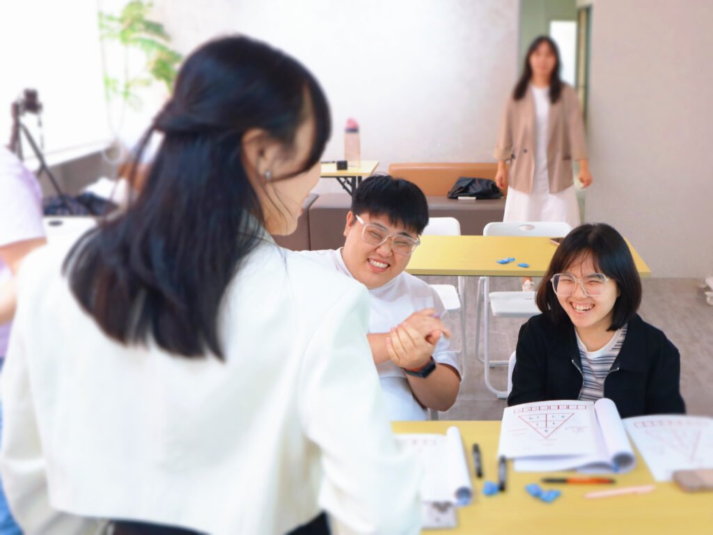 Jamie 与 Somena 学员在课堂中交流